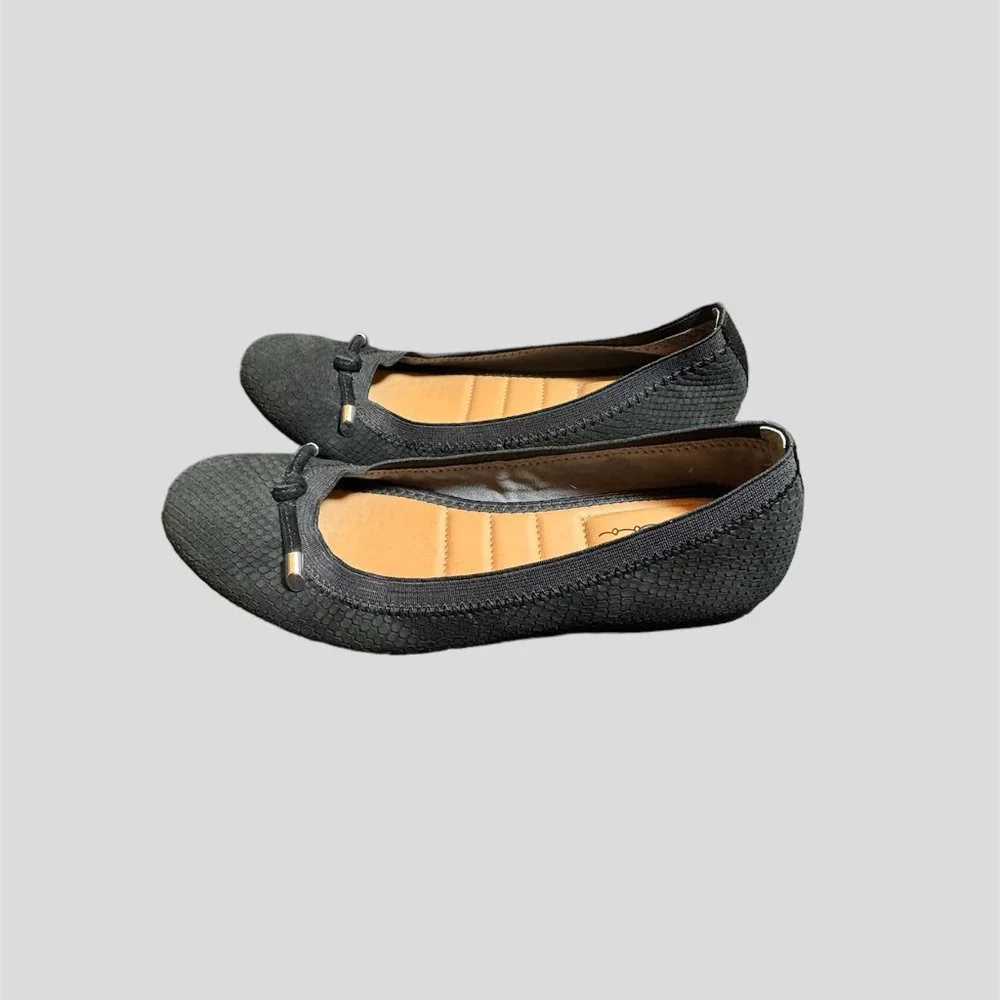 Me Too size 7.5 black leather flats